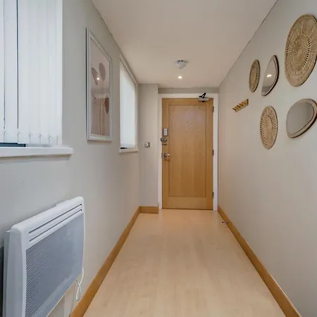 Urban Oasis: Heart Of By Train Apartment