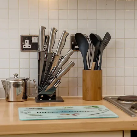 Urban Oasis: Heart Of By Train Apartment *