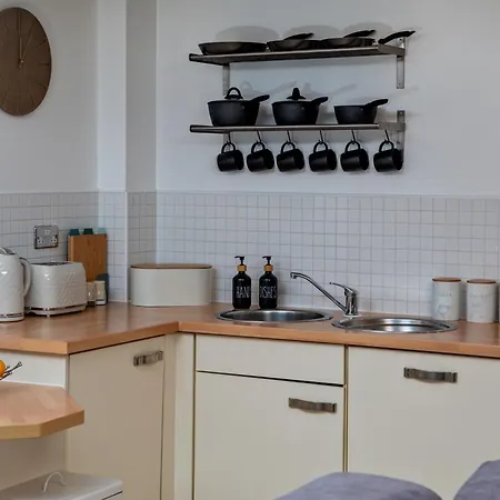 Urban Oasis: Heart Of By Train Apartment Leeds (West Yorkshire)