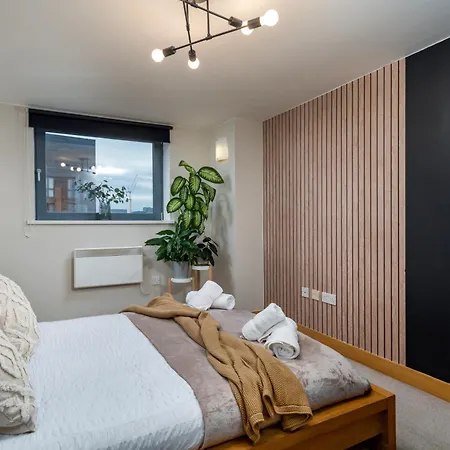 Urban Oasis: Heart Of By Train Apartment *