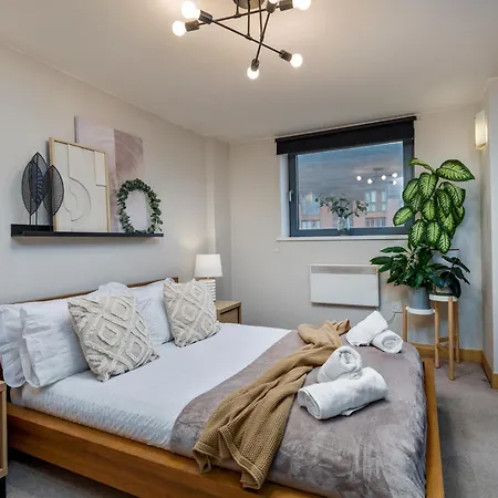 Urban Oasis: Heart Of By Train Apartment *