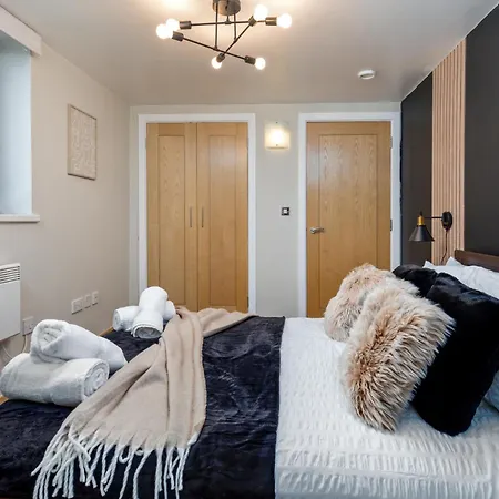 Urban Oasis: Heart Of By Train * Leeds (West Yorkshire)