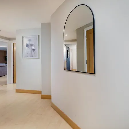 Urban Oasis: Heart Of By Train Apartment Leeds (West Yorkshire)