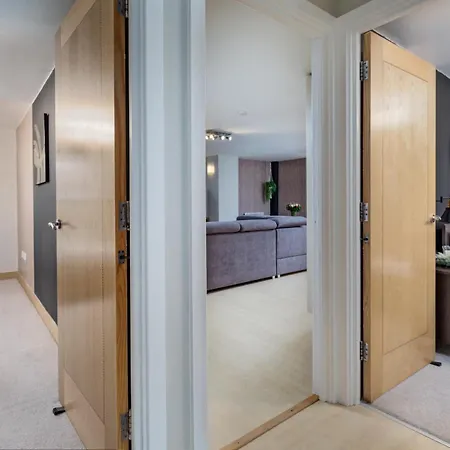 Urban Oasis: Heart Of By Train Apartment *