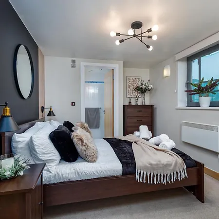 Urban Oasis: Heart Of By Train Apartment