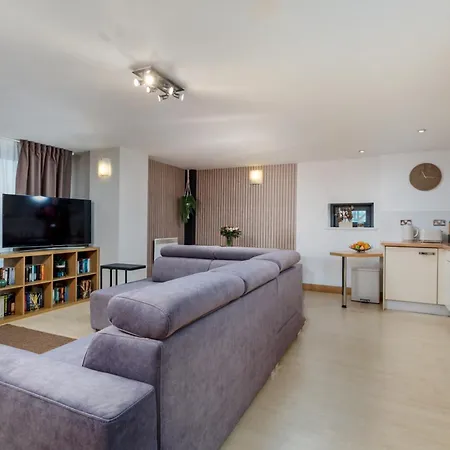 Urban Oasis: Heart Of By Train Apartment