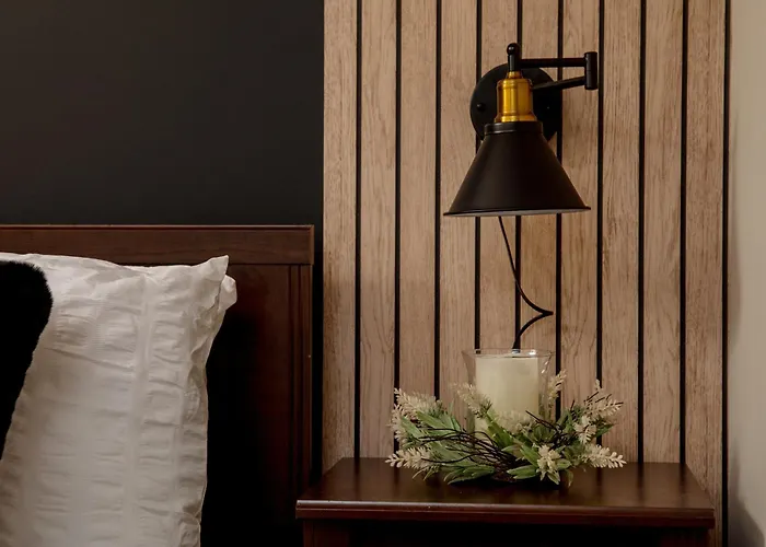 Urban Oasis: Heart Of By Train Apartment