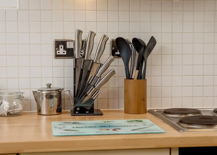 Urban Oasis: Heart Of By Train Apartment *