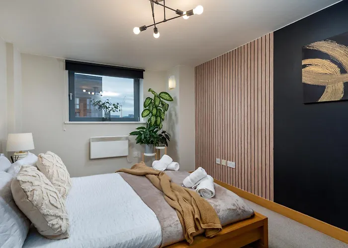 Urban Oasis: Heart Of By Train Apartment *