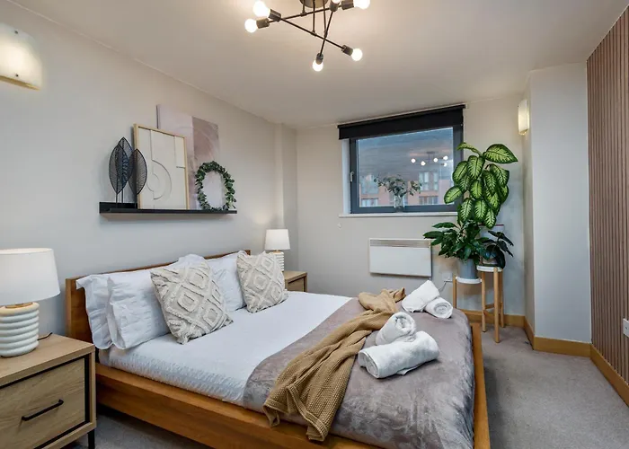 Urban Oasis: Heart Of By Train Apartment *