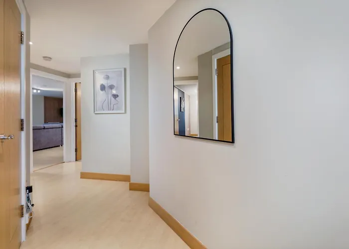 Urban Oasis: Heart Of By Train Apartment Leeds (West Yorkshire)