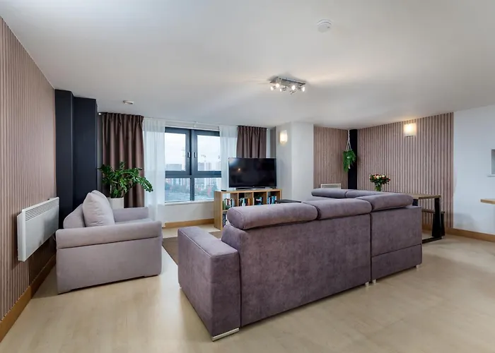 Urban Oasis: Heart Of By Train 利兹