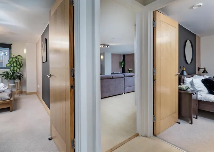 Urban Oasis: Heart Of By Train Apartment *